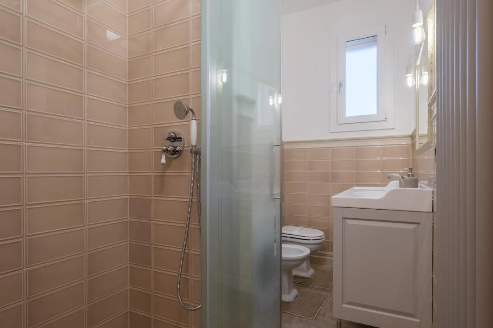 Brand New !!! Ancient Bologna Centrale Liberty Style Completely Renovated 2025 Apartamento
